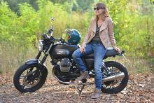 Pantalon de moto pour femme : cuir ou kevlar ?